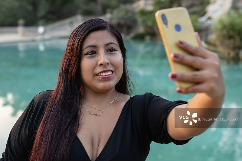 在公园自拍的拉丁女孩图片素材