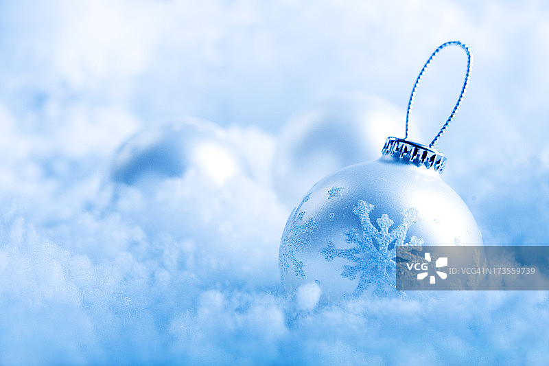 蓬松雪中的银色球图片素材