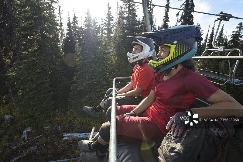 山地速降自行车骑行者图片素材