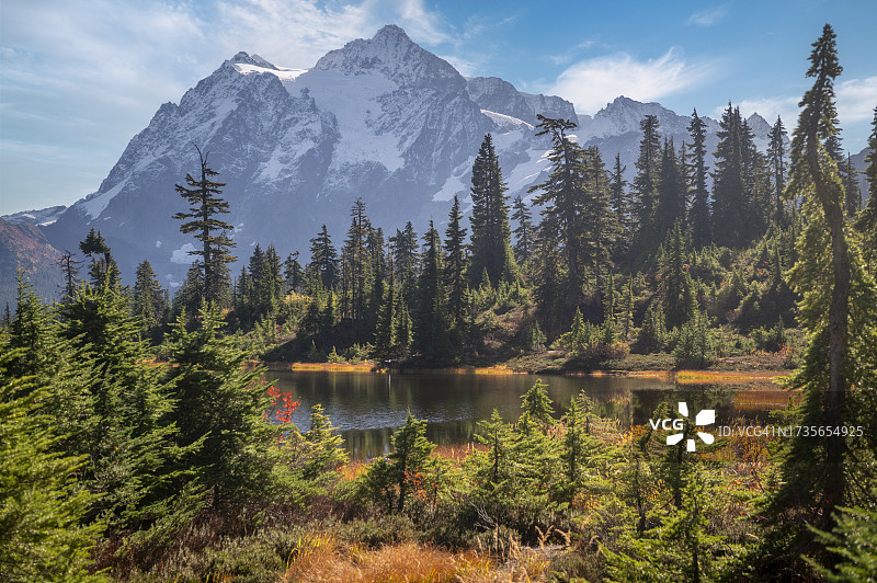 秋色背景下 Shuksan 雪山湖图片素材