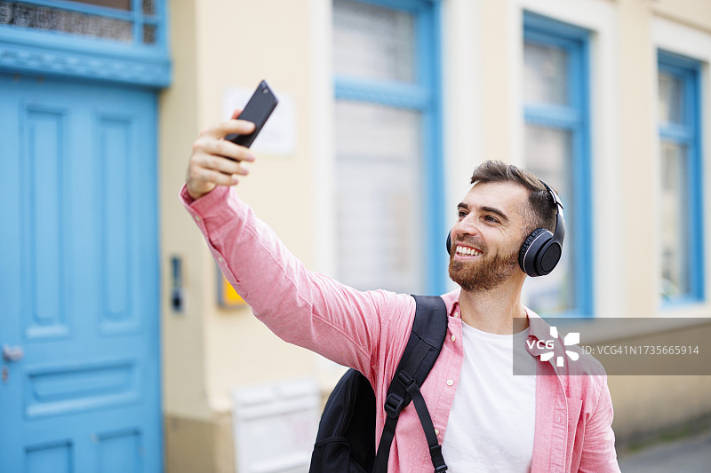 年轻男人街头自拍肖像图片素材