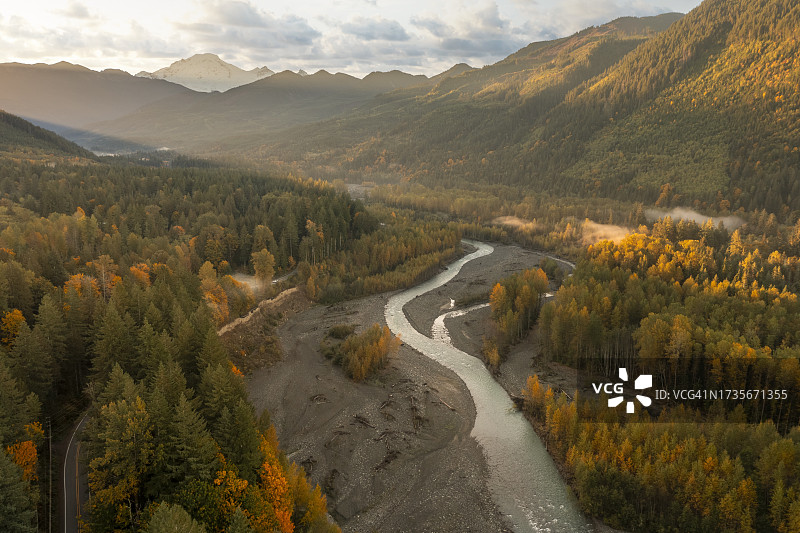 秋季努克萨克河沿线的贝克山公路（航拍视角）图片素材