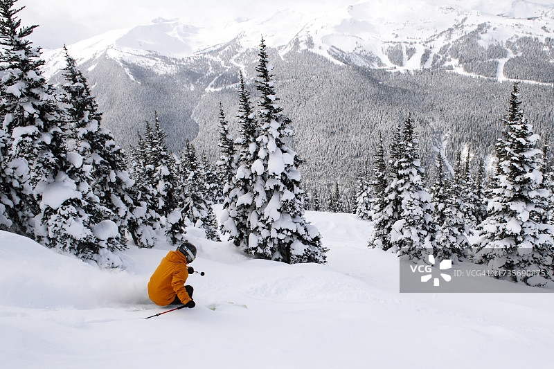 滑雪度假的女子图片素材