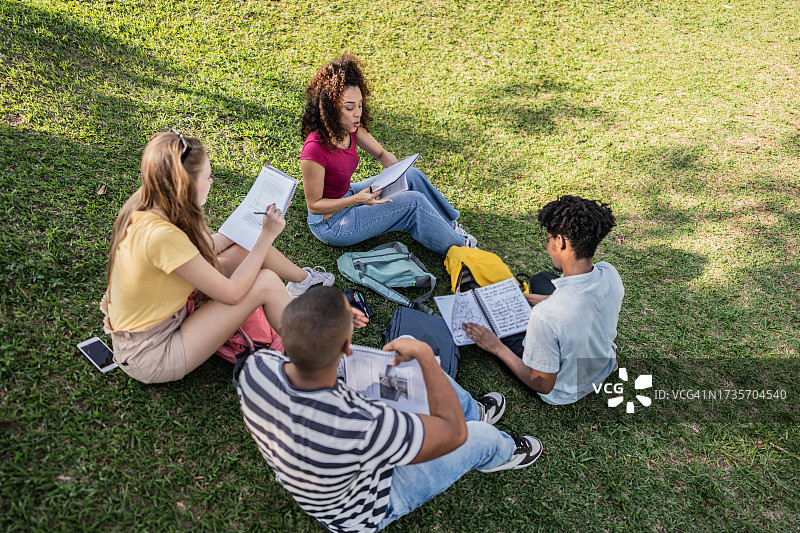 在大学校园户外学习的学生朋友图片素材