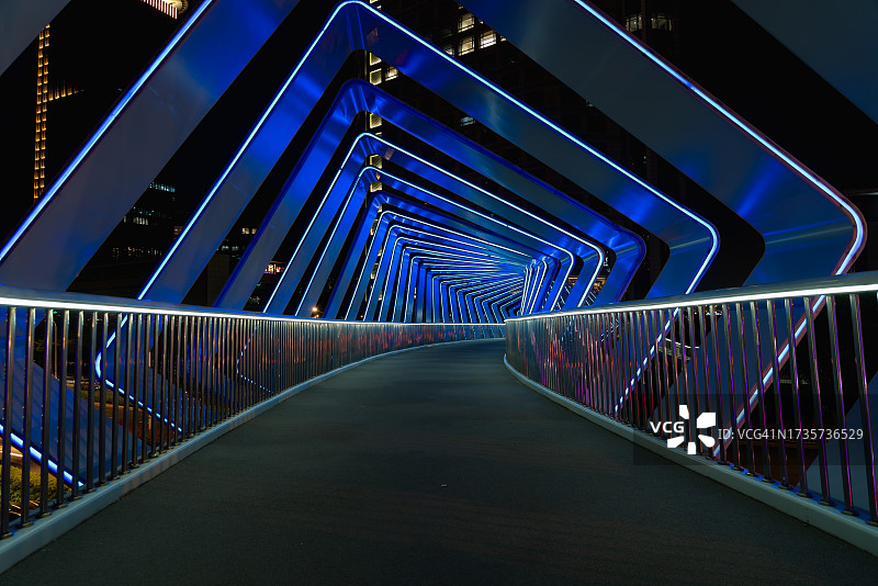 带有蓝色霓虹灯的行人桥图片素材