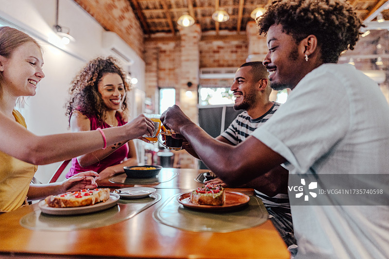 朋友们在咖啡店举杯庆祝图片素材