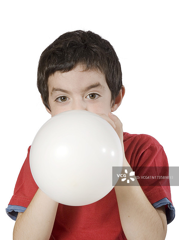 男孩吹气球图片素材