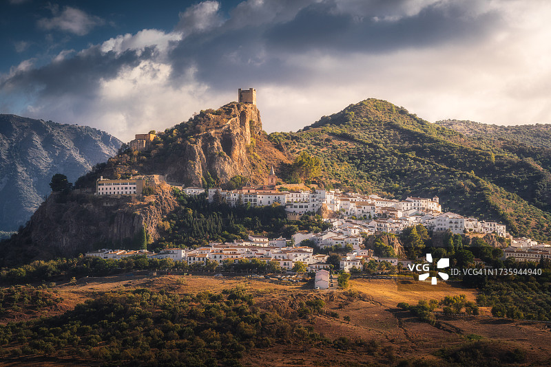 西班牙加的斯省扎哈拉德拉谢拉古村航拍，山顶有古老城堡图片素材