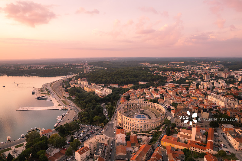 普拉市中心及普拉竞技场日落航拍图片素材