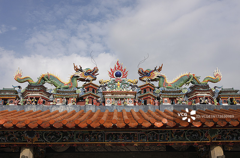 亚洲寺庙屋顶上的中国龙图片素材