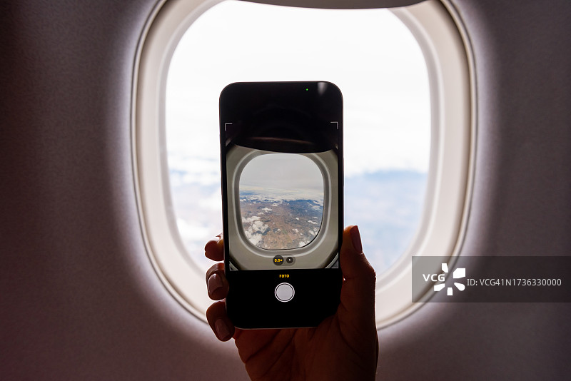 透过飞机舷窗看到的手机图片素材