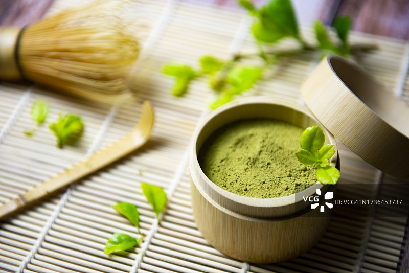 竹杯中的抹茶粉、茶筅、茶碗和木勺图片素材