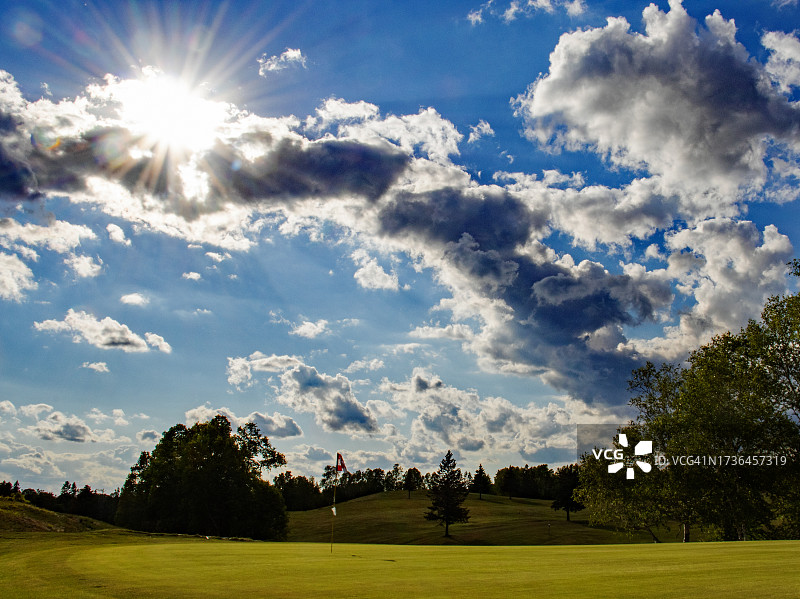 美国缅因州兰利夏季的高尔夫球场和旗帜图片素材