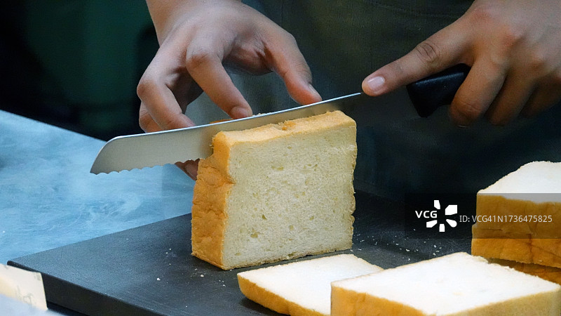 厨师用手切面包图片素材