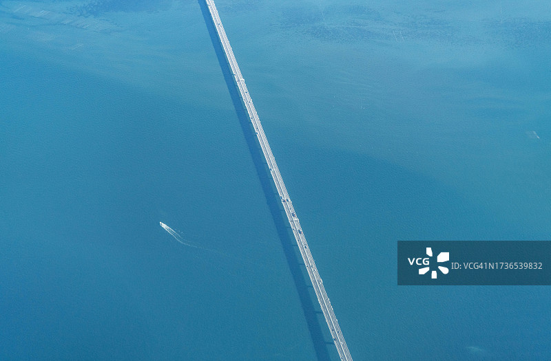 日本千叶市的城市海上公路桥鸟瞰图片素材