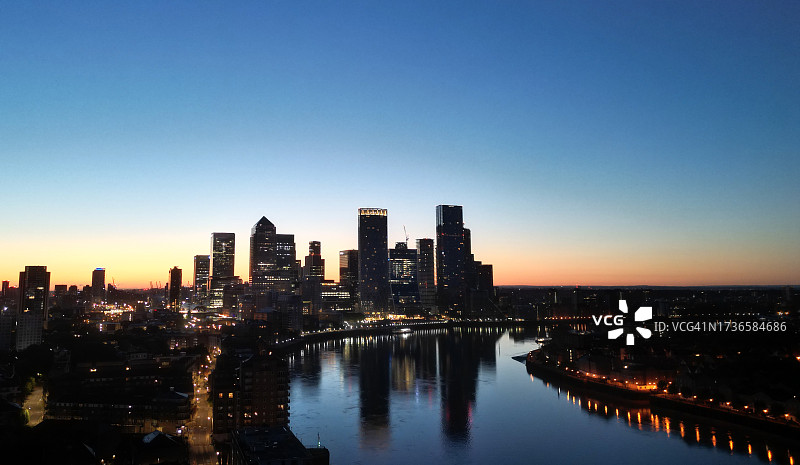 日出时分的金丝雀码头图片素材