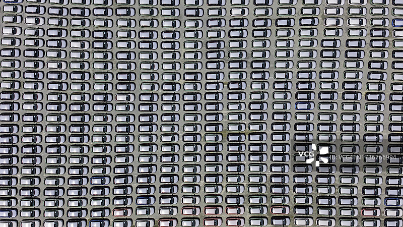 停放在国际货运码头的车辆图片素材