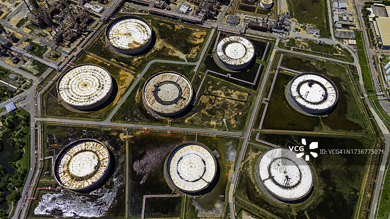 大型储油罐航拍图片素材