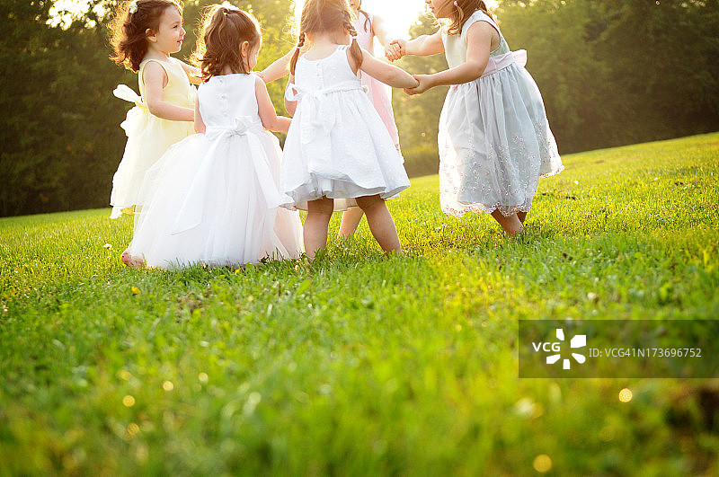 穿着连衣裙的快乐跳舞小公主们图片素材