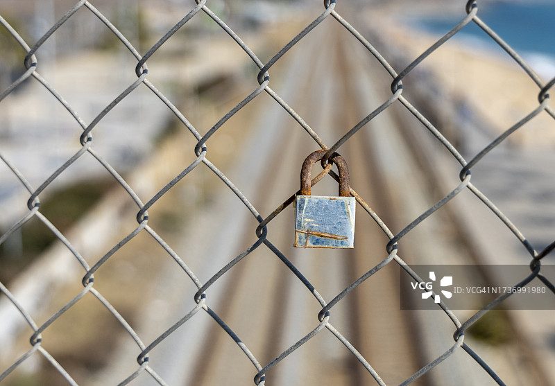 铁轨旁旧锁和栅栏图片素材