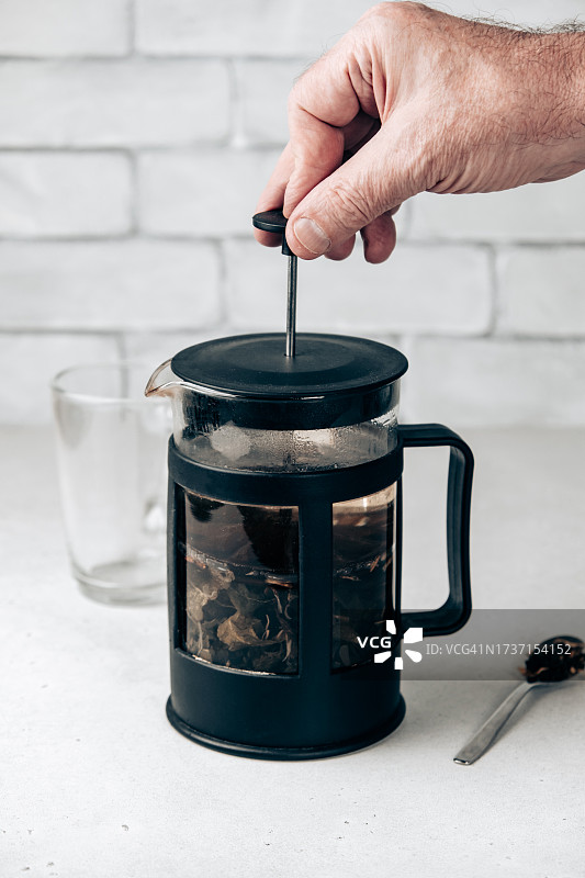 泡茶，新鲜冲泡的草本茶图片素材