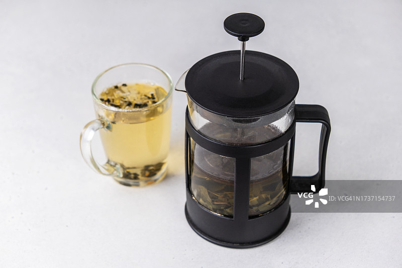 泡茶，新鲜冲泡的草本茶图片素材