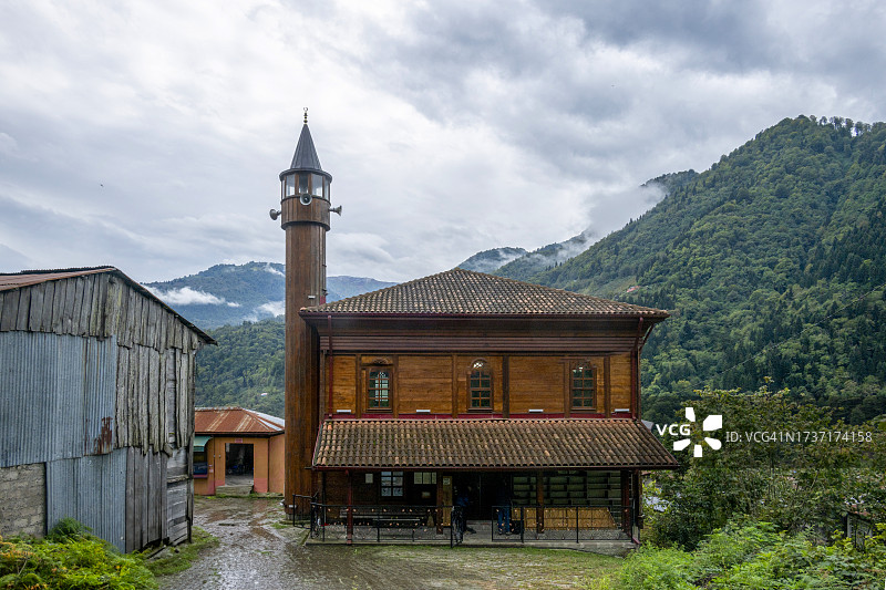 阿尔特温马卡赫尔地区的全木制卡米利乡村清真寺图片素材