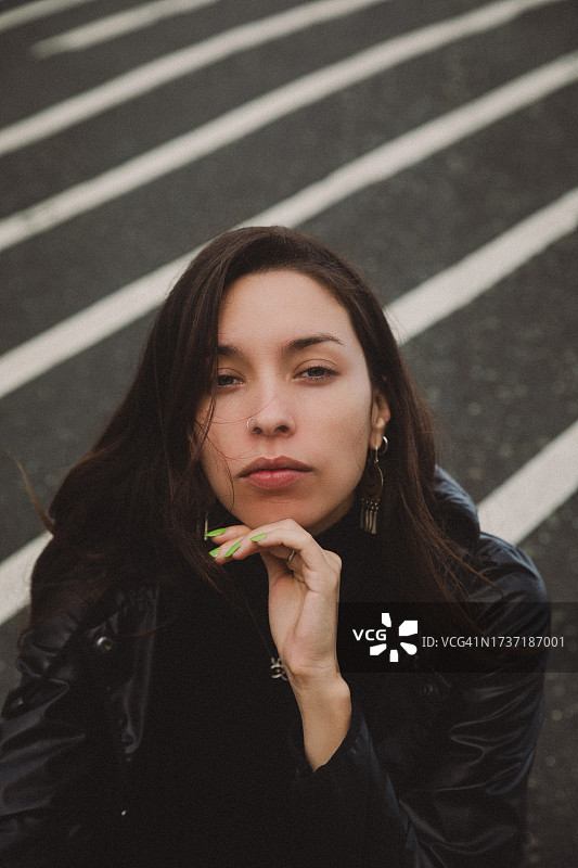 美丽年轻女子的肖像图片素材