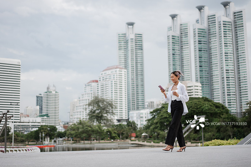 微笑女商人的咖啡休息时间图片素材