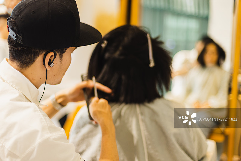 发型师为女顾客剪发图片素材