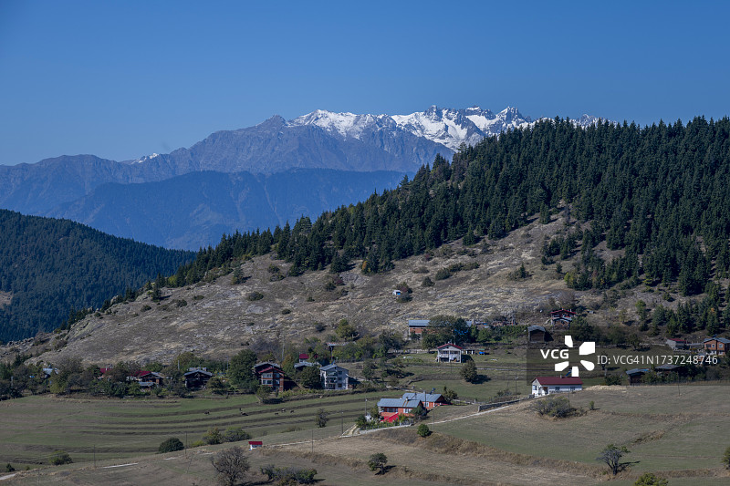 阿尔特温黑海地区马卡海尔的绚丽秋色图片素材