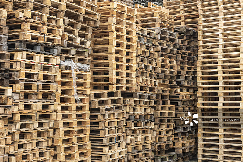 堆叠的工业木托盘图片素材