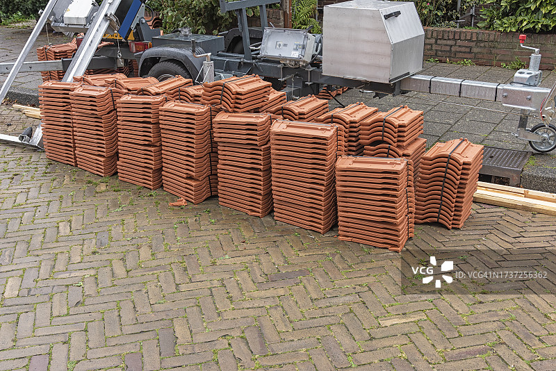 堆放在街道外的橙色屋顶瓦片图片素材