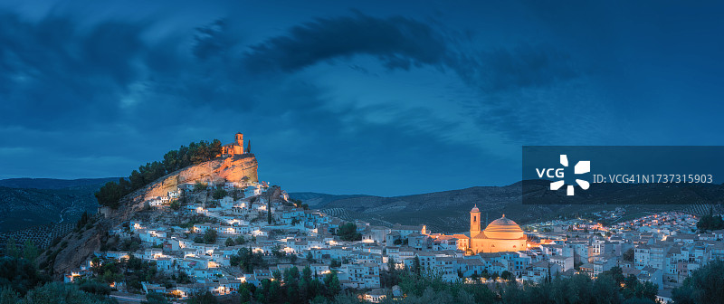 西班牙格拉纳达蒙特弗里奥古镇及摩尔城堡夜景图片素材