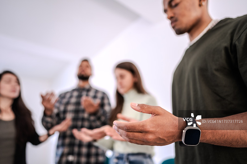 治疗期间祈祷的人们特写图片素材