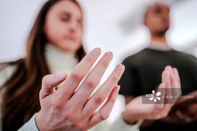 治疗期间，女人双手伸展祈祷特写图片素材