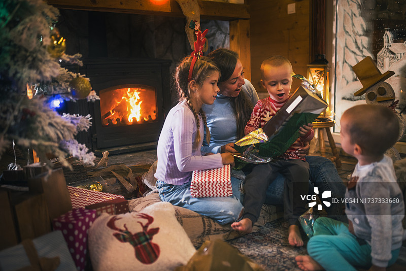 母亲和孩子们共度圣诞假期图片素材