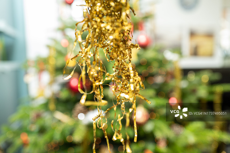 圣诞树前的金属箔装饰图片素材