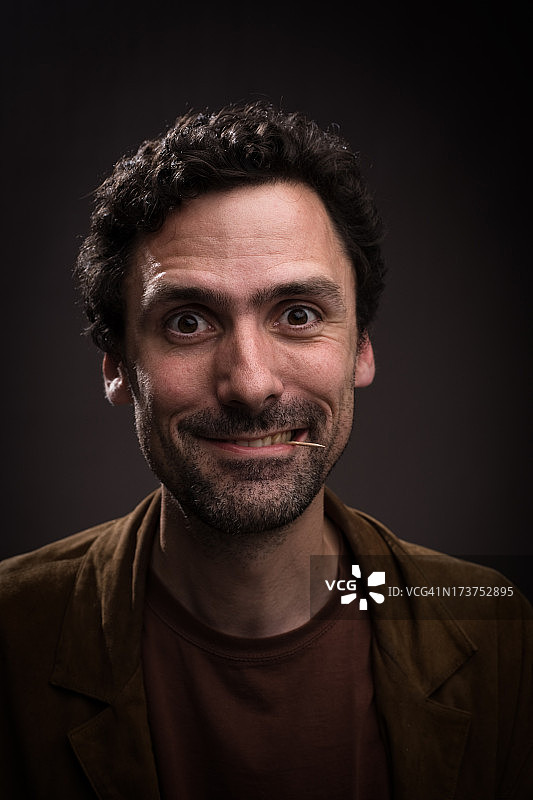 嘴里叼着牙签的男人图片素材