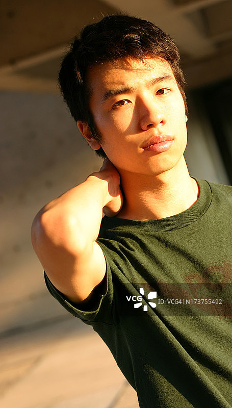 严肃的年轻男子肖像图片素材