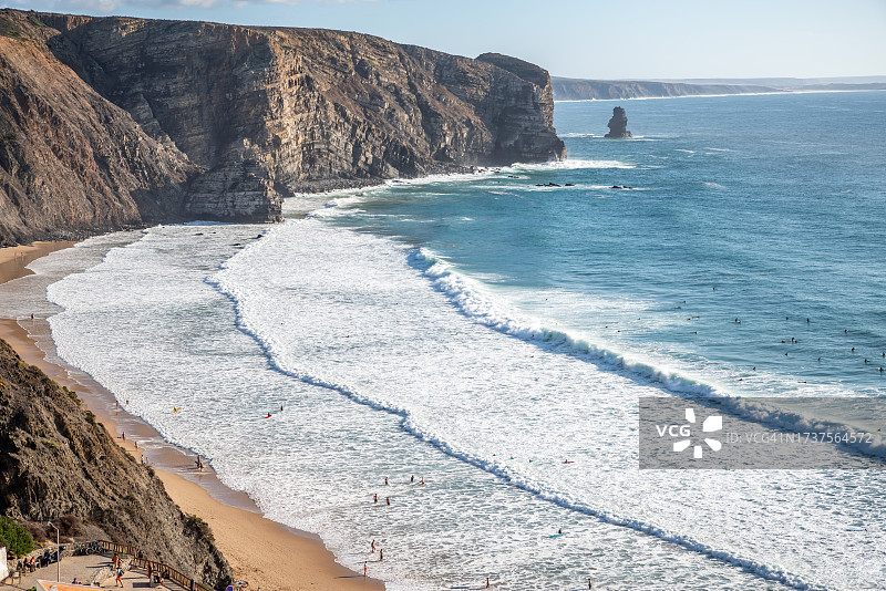 葡萄牙阿尔加维科斯塔·文森蒂娜最佳冲浪海滩之一：阿里法纳海滩顶视图图片素材