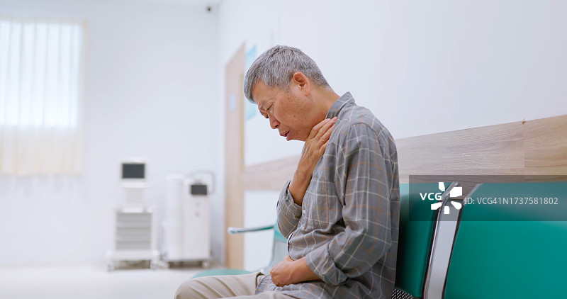 老年男人等待医生图片素材