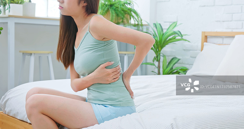 亚洲女人腰痛图片素材