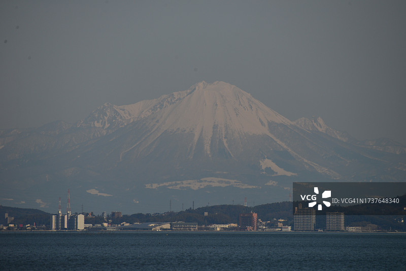 远处眺望大山雪景图片素材