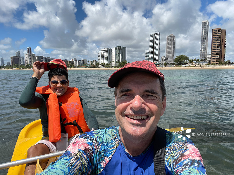 两个朋友在巴西东北部一个主要城市的海滩上划独木舟图片素材