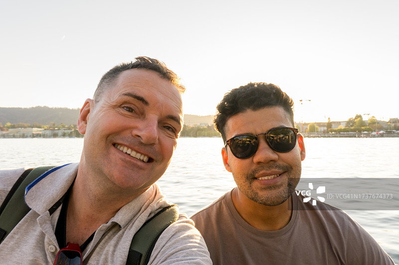 两位朋友享受休闲的湖畔生活图片素材