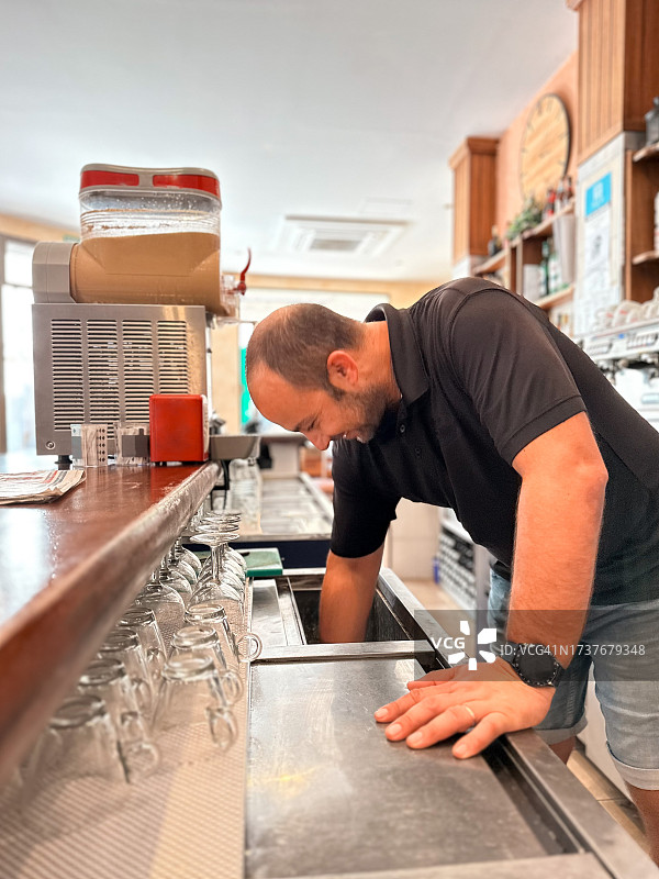 在乡村酒吧工作的服务员图片素材