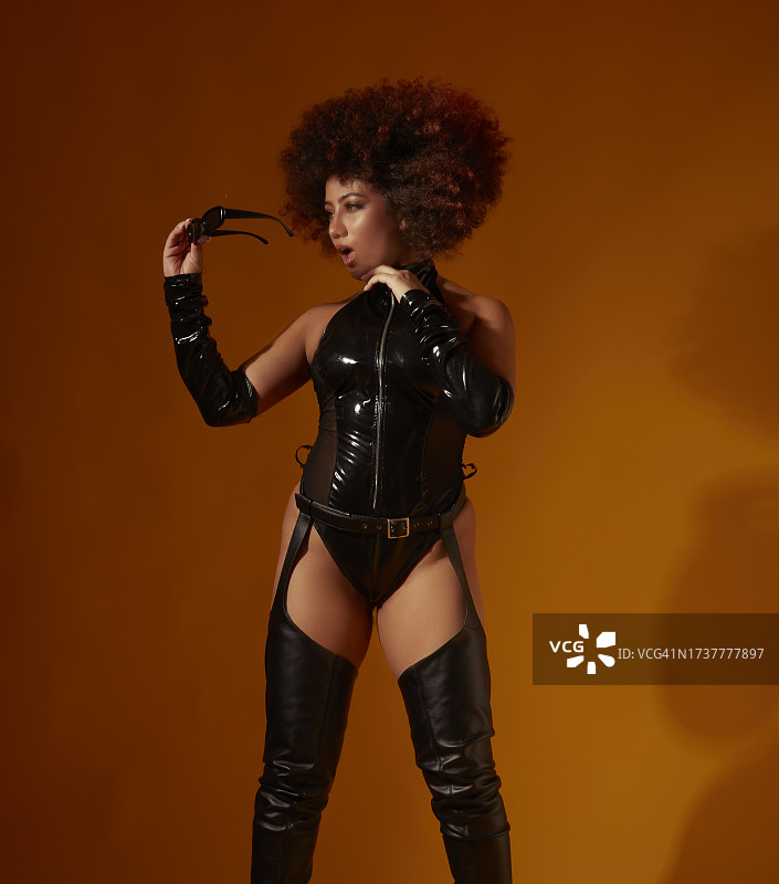 蓬松卷发的混血年轻女性肖像图片素材