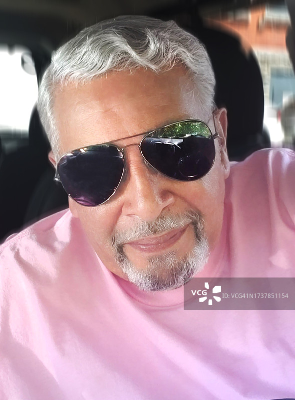戴着黑色太阳镜的英俊西班牙裔老人图片素材