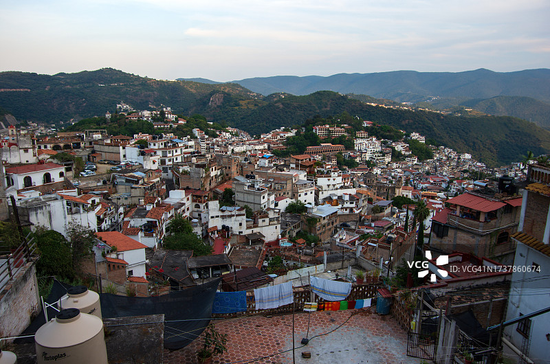格雷罗州Taxco de Alarcón市日落时的城市风光图片素材
